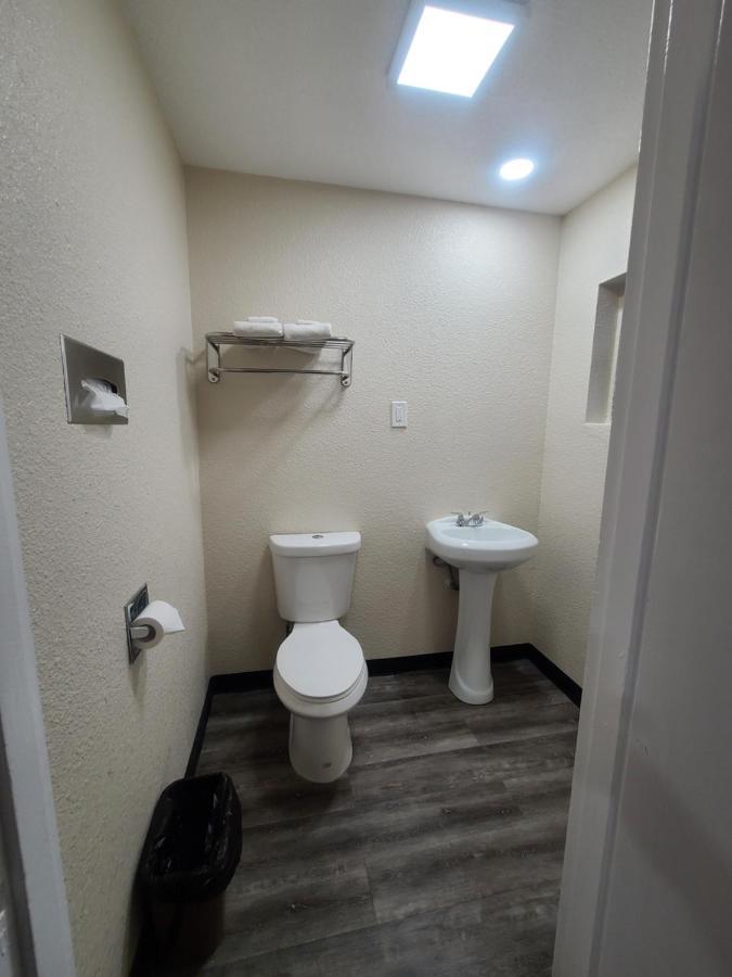 קלאמאת' פולס Majestic Inn & Suites מראה חיצוני תמונה